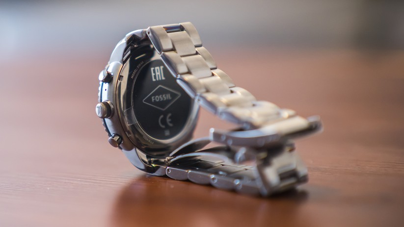 Die Fossil Q Explorist (3. Gen) besitzt zwei Tasten und einen Drehrad. Beim Knicken der Hand kann es man passieren, dass die Tasten versehentlich gedrückt werden.