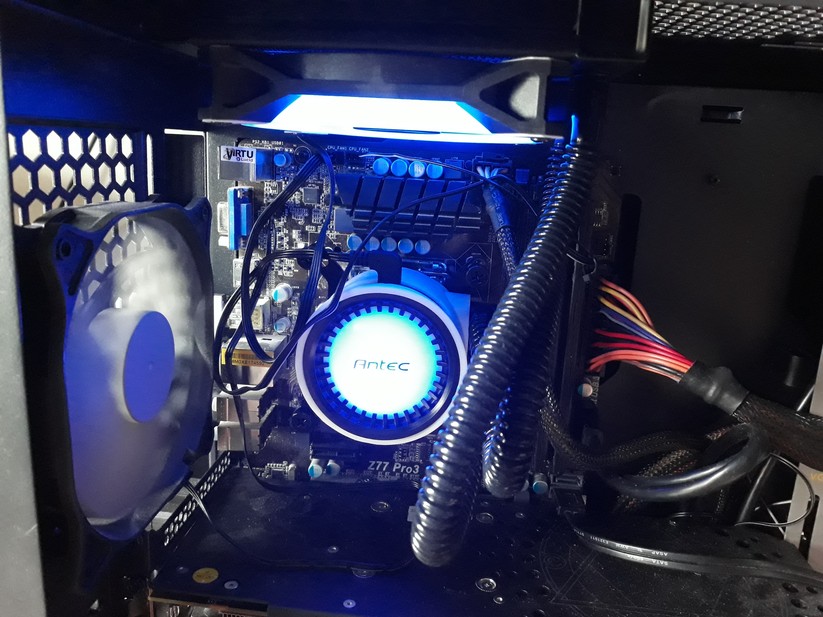 Die RGB-Beleuchtung des Lüfters und der Pumpe sieht nicht nur schick aus: Die Pumpen-LEDs verändern je nach Temperatur auch ihre Farbe.

