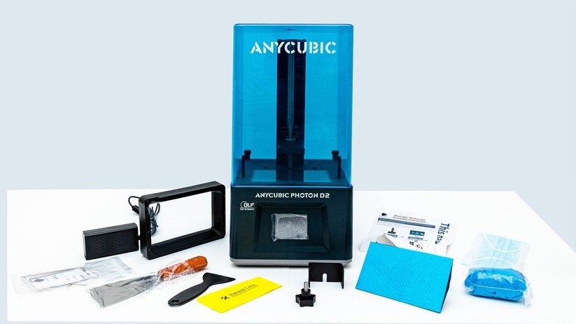 Der Anycubic Photon D2 samt Zubehör.