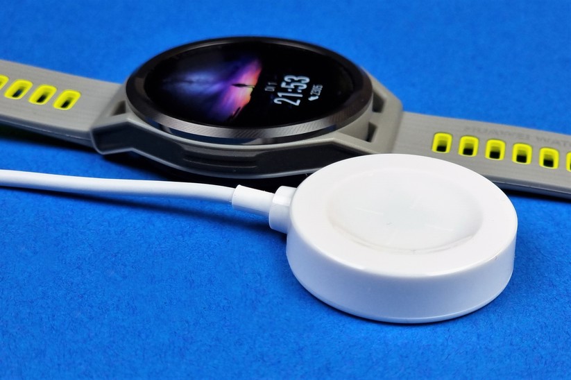 Huawei Watch GT Runner: Das Aufladen erfolgt über eine kleine USB-Ladeschale.