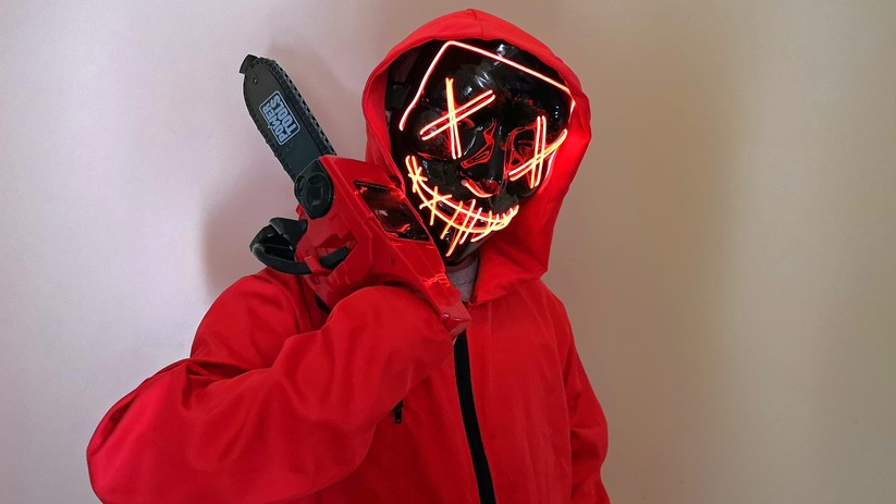 Die leuchtende Maske haben wir mit Arbeitsoverall und Kettensäge aus der Spielzeugkiste kombiniert. 