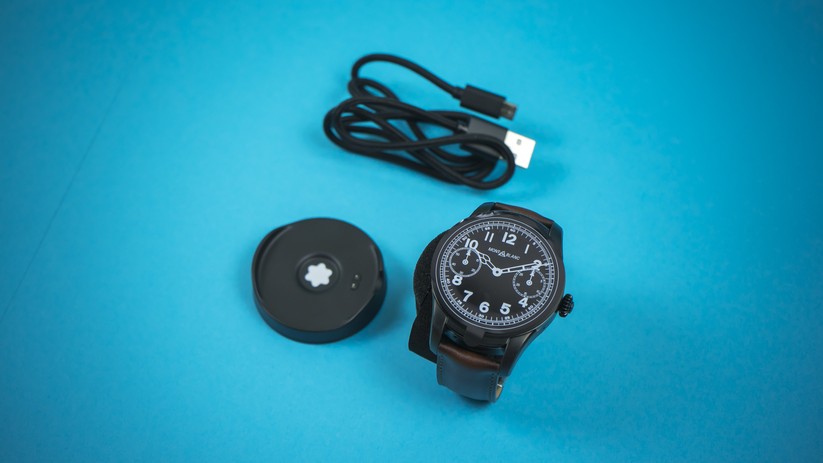 Im Lieferumfang der Montblanc Summit: die Uhr, eine Ladestation sowie ein schwer verhedderbares Verbindungskabel.