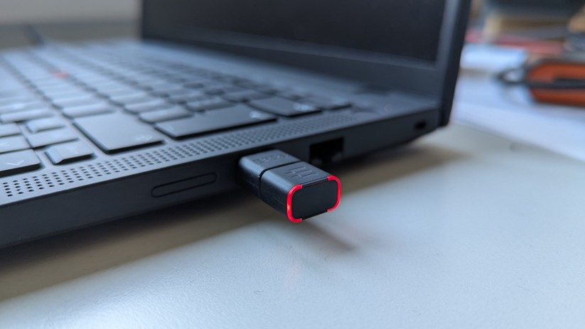 Ist man in einem Call, leuchten die LEDs am Dongle rot.
