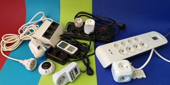 Steckdosenleisten und Adapter