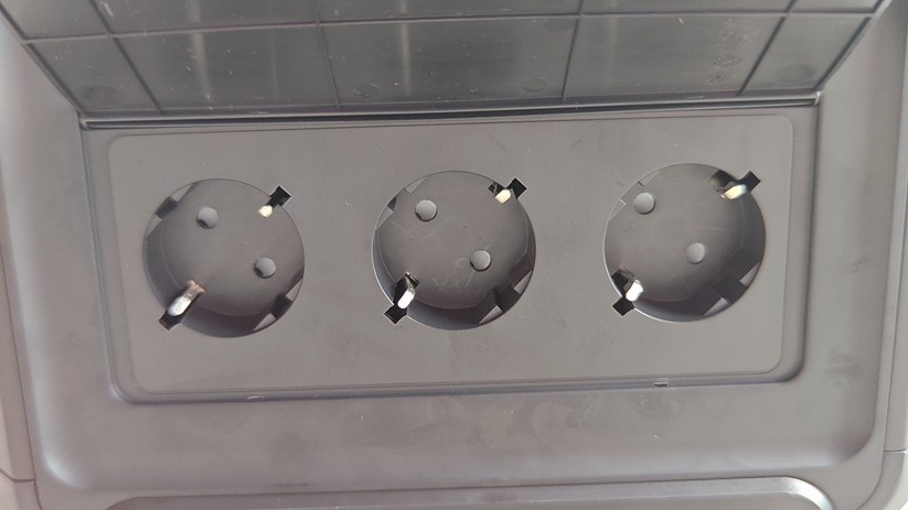 Aferiy P310: Die Powerstation verfügt über 13 verschiedene Ausgänge. Dazu zählen drei Schuko-Steckdosen (AC), ein leistungsstarker USB-C-Port mit 100 Watt Ladeleistung, drei weitere USB-C-Anschlüsse mit je 20 Watt sowie zwei USB-A-Ports mit Quick-Charge 3.0.