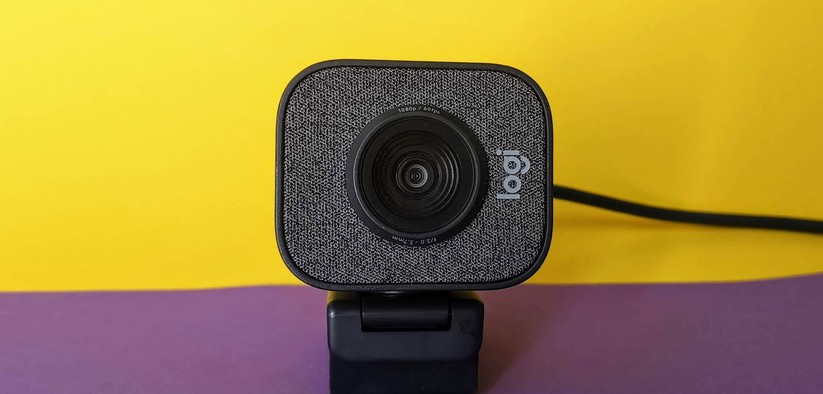 Webcams wie die Logitech Streamcam sorgen für ein besseres Bild und haben meist vernünftige Mikrofone integriert. 