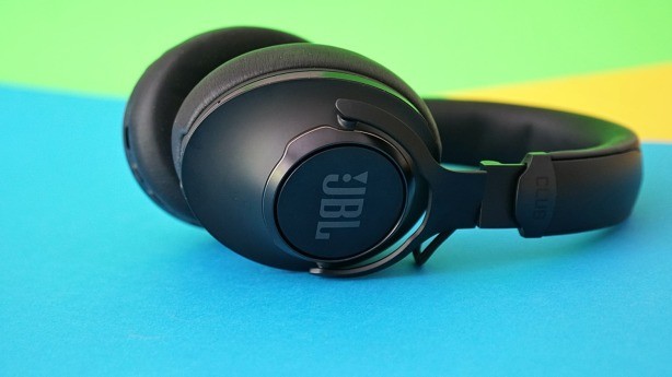 ANC-Kopfhörer JBL Club 950 NC: Wuchtiges Design, aber etwas schwacher Bass. 