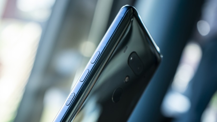 Die auf der rechten Seite des HTC U12+ angebrachten Tasten lassen sich physisch nicht wirklich drücken. Stattdessen simulieren sie per Vibration ein haptisches Feedback, ähnlich wie Apples mit seiner Home-Button macht.