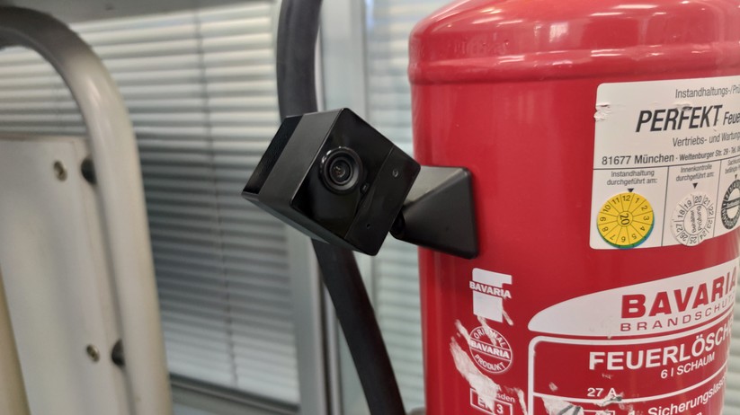 Ezviz BC2: Der magnetische Standfuß erlaubt eine flexible Positionierung der Kamera.