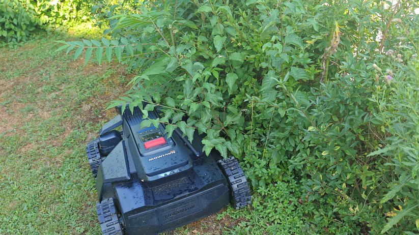 Segway Navimow X420: Großer und schwerer Allrad-Mähroboter mit RTK- und Kamera-Navigation für Rasenflächen bis 2000 m², 42 cm Schnittbreite, lenkbare Vorderräder, aber ohne Kantenschnittoptimierung.