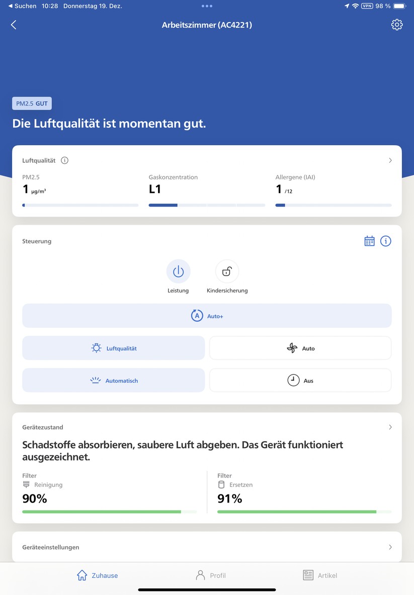 Mit der App Air+ können Anwender den Philips-Lufteiniger nicht nur einfach steuern und Zeitpläne anlegen. Sie bietet auch Informationen zur Funktionsweise des Geräts und zur Luftqualität. Außerdem integriert sie das Benutzerhandbuch und erläutert die Vorgehensweise für Reinigung und Austausch der Filter. 