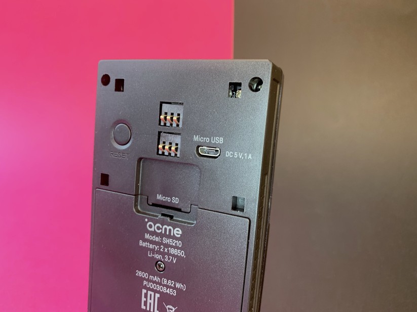 Der Eingang für den Micro-USB ist auf der Rückseite der Klingel