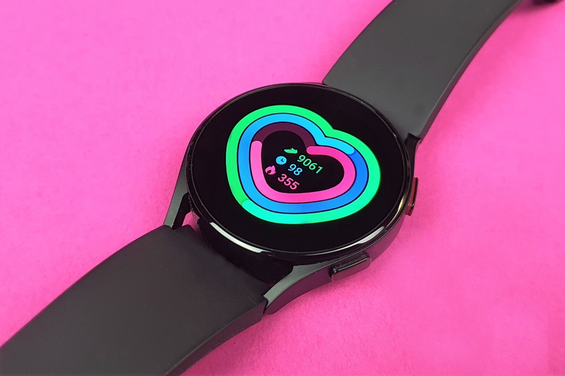 Samsung Galaxy Watch 4: Wie bei der Apple Watch sieht man auch bei der Samsung-Uhr auf einen Blick, wie weit man von seinen persönlichen Tageszielen noch entfernt ist.