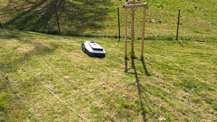  Dank eines Dual-Lidar-Navigationssystems kommt Ecovacs’ Spitzenmodell ohne Satellitennavigation und Begrenzungsdraht aus. 