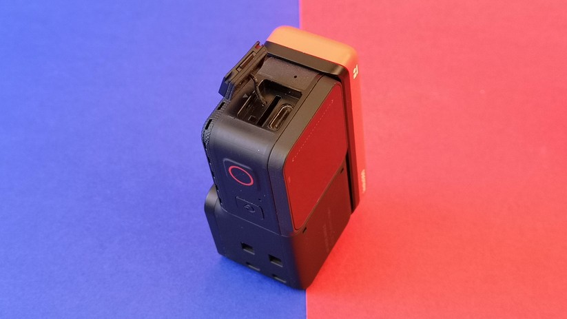 Ladebuchse und Karteneinschub sind durch eine Klappe geschützt.
