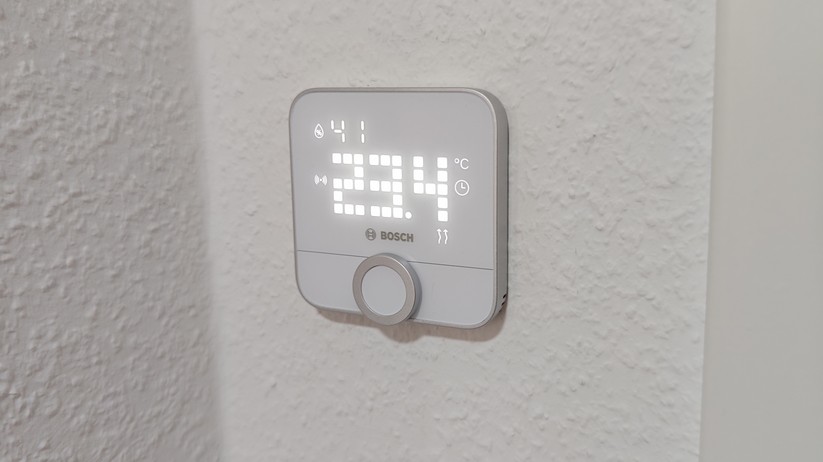 Das außergewöhnliche LED-Matrix-Display des Bosch-Thermostats leuchtet maximal 30 Sekunden. Home-Assistant-Anwender können es mit einer Automatisierung dauerhaft zum Leuchten bringen. Das könnte sich aber negativ auf die Lebensdauer der LEDs auswirken.