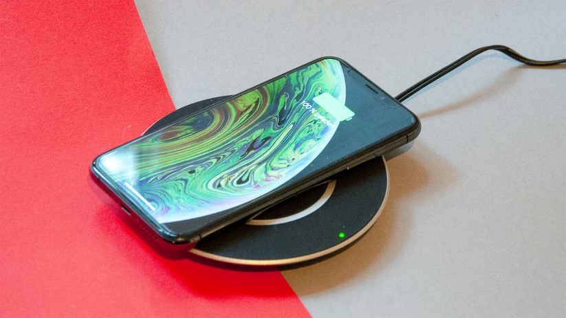 Das iPhone auf einem Charger von Belkin. 