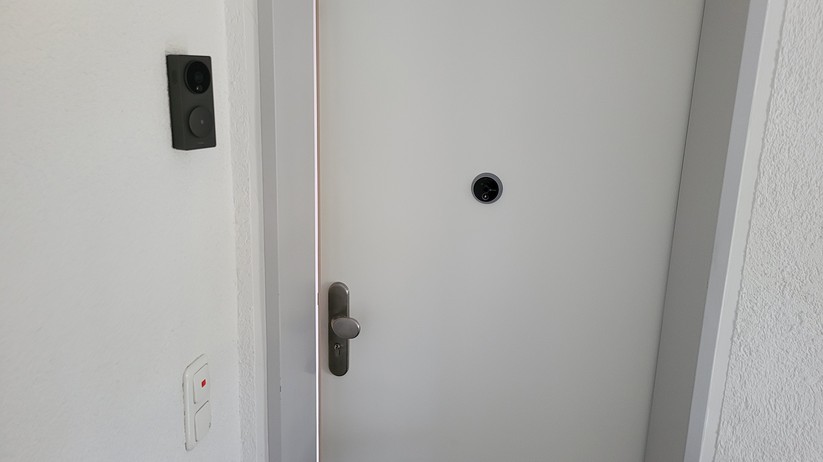 Aqara Smarte Video-Türklingel G4: Wer die G4 an einer verputzten Wand montieren möchte, sollte sich nicht auf das Klebepad auf der Rückseite verlassen, sondern sie mit den mitgelieferten Schrauben und Dübeln befestigen. Schließlich wiegt sie mit 20-Grad-Adapter und Batterien 340 Gramm.