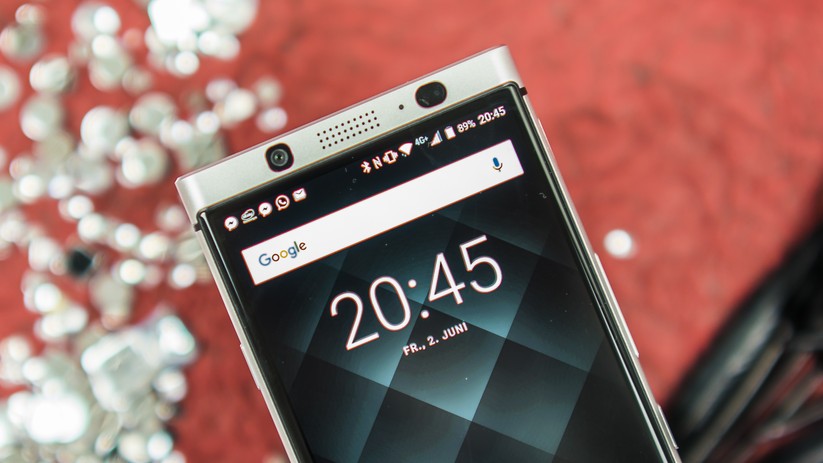 Der Speicher des BlackBerry KEYone ist 32 GByte groß – eine Speicherkarte mit microSDXC-Standard lässt sich einsetzen.