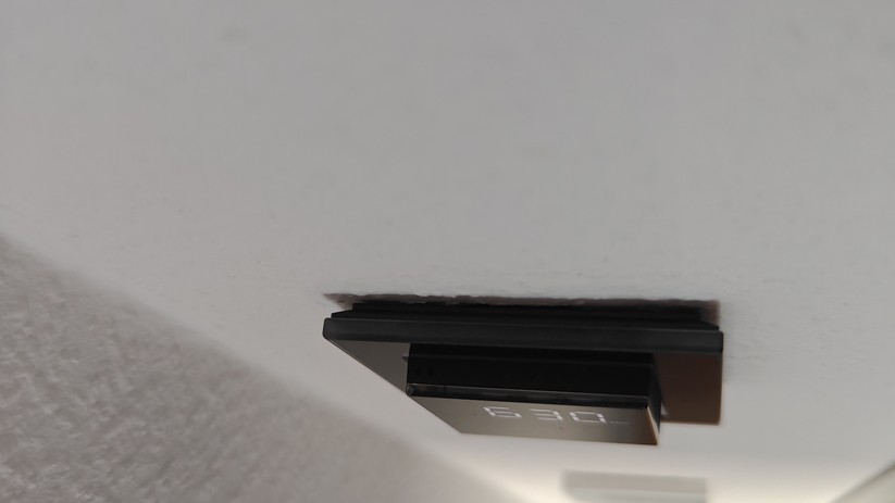 Das Homematic IP Glas-Wandthermostat mit CO₂-Sensor gibt es in Schwarz oder Weiß. Auf seinem Glas-Display kann es Temperatur, Luftfeuchte und CO₂-Konzentration abwechselnd anzeigen. Und selbst aus extremen Blickwinkeln lässt sich die Anzeige gut ablesen.