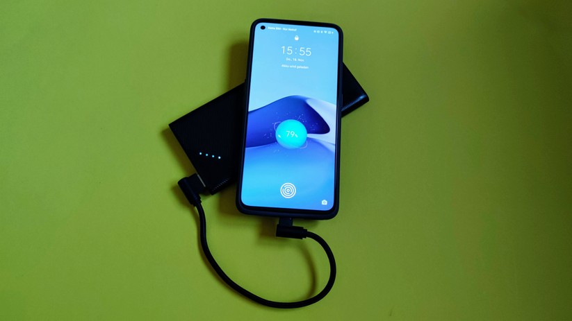 Powerbank und Smartphone