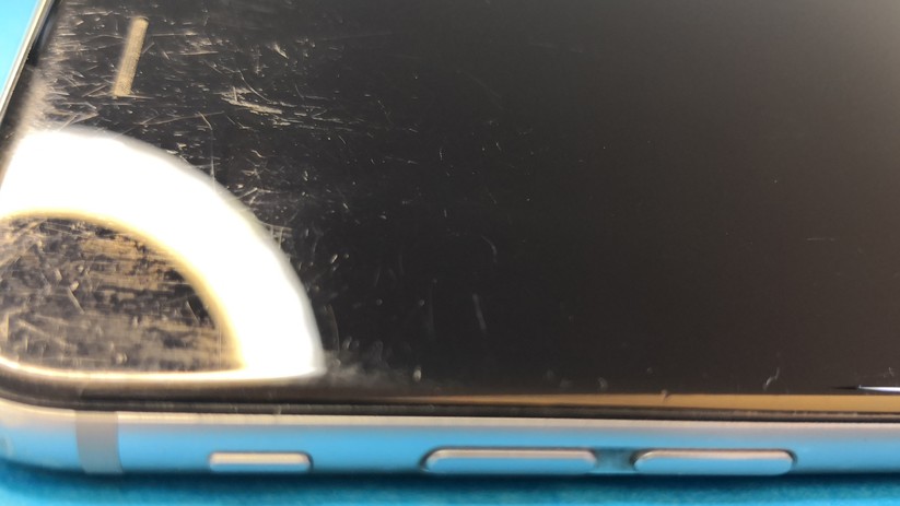 Hier sieht man, wie sehr das Display über die Zeit gelitten hat.