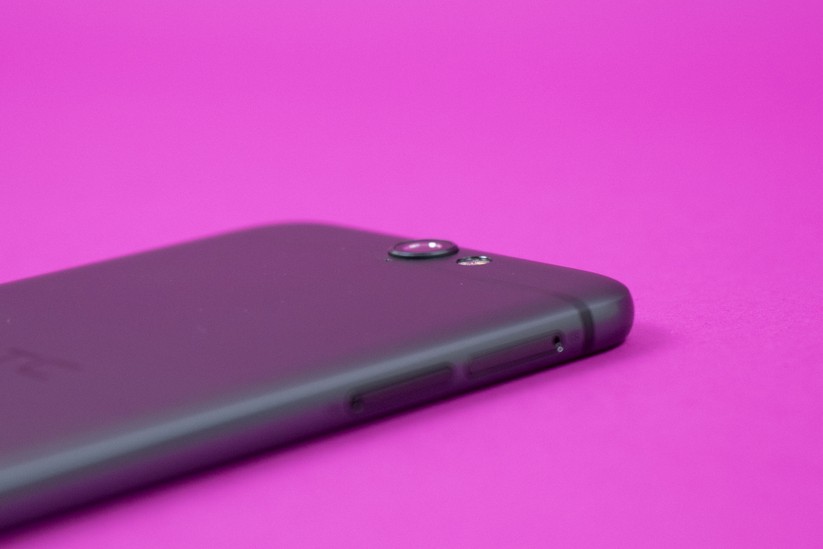 Aus dem Gehäuse herausragende Kamera mit 13 Megapixeln mit einem OIS. Die Kantenlänge der einzelnen Pixel beträgt 1,1 Mikrometer