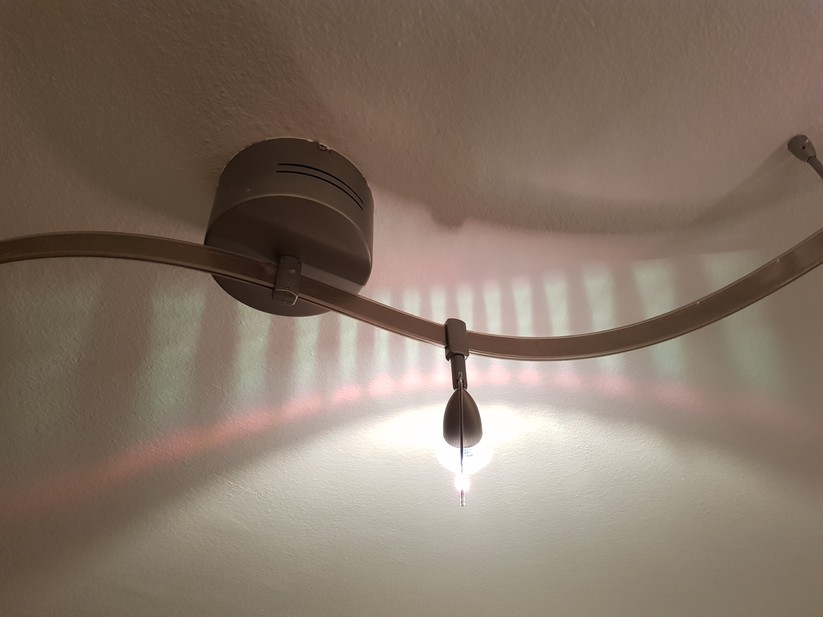 Diese Halogen-Lampe ist jetzt per Alexa, App und Wandtaster schalt- und dimmbar.