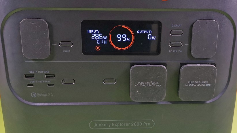 Das Display zeigt alle relevanten Informationen.