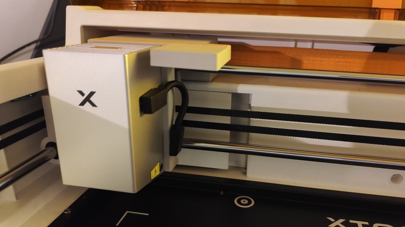 xTool M2 – Das Modul hält magnetisch und rastet zuverlässig ein. Nur das Kabel muss man per Hand ein- und ausstecken.