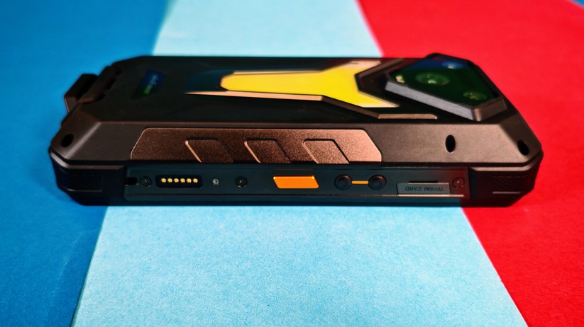  Outdoor-Handy mit Beamer, Nachtsichtkamera und XXL-Akku 