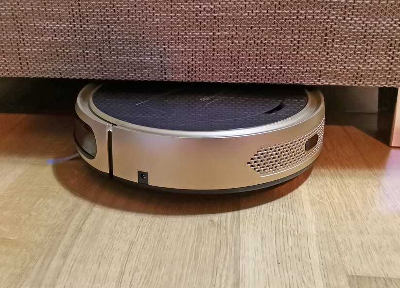 Auch unter dem Sofa macht der Coco Smart 790T einen guten Job.