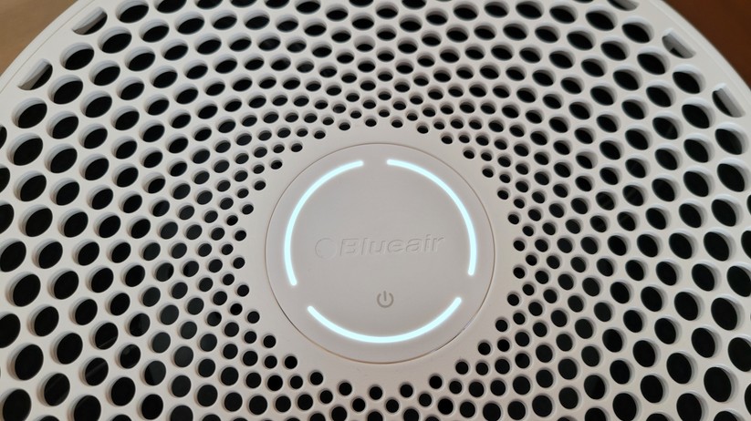 Blueair Blue 3410: Mit einer berührungsempfinlichen Bedienfläche können Anwender die unterschiedlichen Betriebsmodi auswählen. Leuchten alle drei LED-Streifen kurz auf, ist der Automatikmodus aktiv.