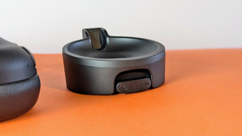 Ladestationen versorgen das Headset nicht nur mit Strom, sondern bieten auch eine Möglichkeit, es nach getaner Arbeit zu verstauen. 