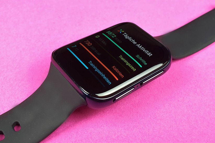 Das AMOLED-Display ist 1,9 Zoll groß. Schwarz ist super dunkel, auch bei seitlicher Betrachtung bleichen die Farben nicht aus.