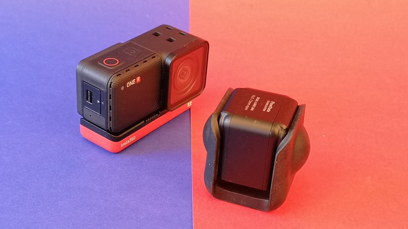 Das 360-Grad-Modul neben der One R mit 4K-Weitwinkelaufsatz.