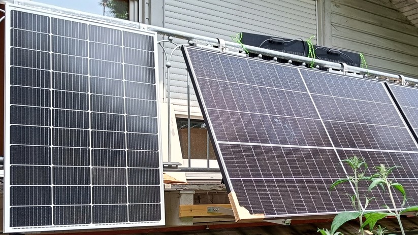 Die Panels werden entweder flach oder mitsamt Aufständerung am Balkongeländer eingehängt.