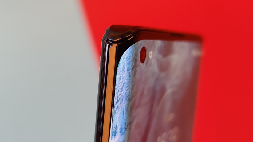 Das Display zieht sich weit um die Kante