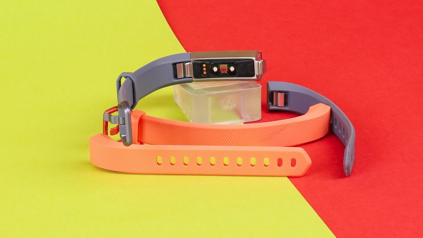 Die Armbänder lassen sich einfach auswechseln. Auch unterschiedliche Farben sind kein Problem - der Kontrast ist aber gewöhnungsbedürftig. 