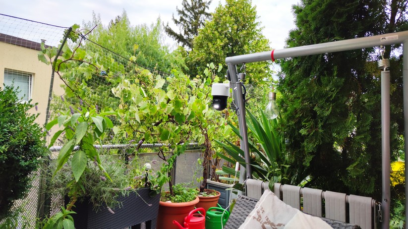 Reolink Trackmix PoE: Zwei Spotlights mit 450 Lumen sorgen für eine farbige Nachtsicht.