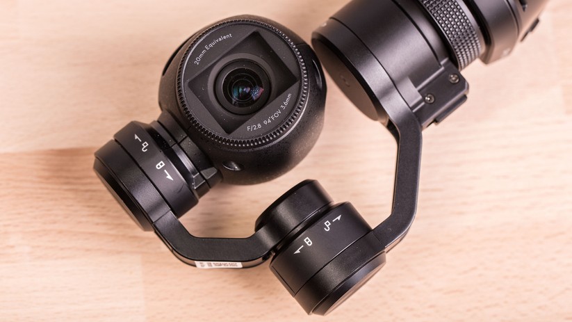 Hier ist das Herzstück des DJI Osmo zu sehen: der Drei-Achsen-Gimbal.
