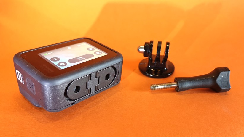 Der aufklappbare Actioncam-Mount ist in der Praxis sehr hilfreich.