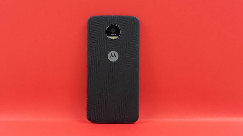 ... die optionalen Back-Cover aus Stoff, Holz oder Leder heben die Dicke aber wieder auf „normales“ Smartphone-Niveau im Bereich von etwa 7 Millimetern an.