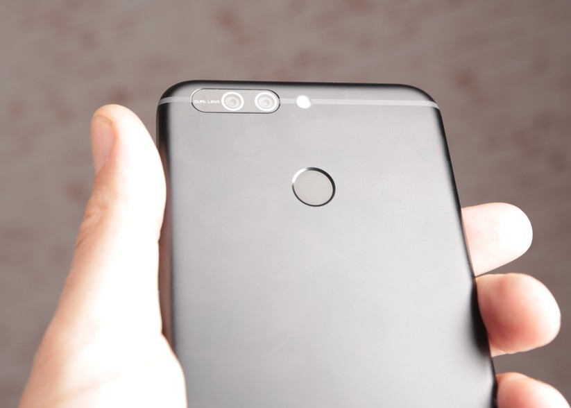 Die Kamera, LED-Blitz und der Fingerabdrucksensor auf der Rückseite.