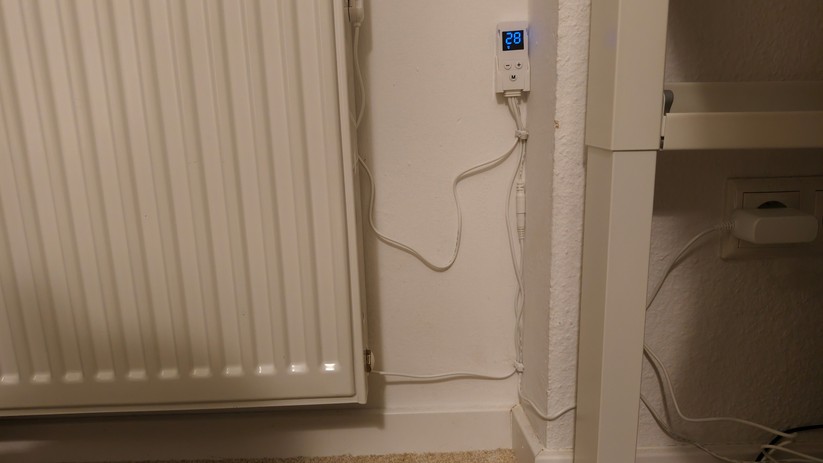 Heizkörperventilator Speedcomfort 2025 unter einem weißen Plattenheizkörper montiert