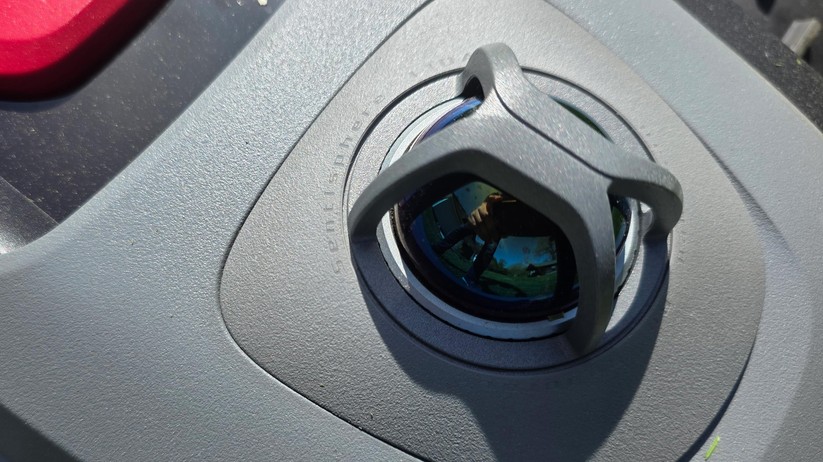 Roborock Rockmow Z120 Lidar: Das LiDAR-Modul sitzt im hinteren Bereich auf der Oberseite des Gehäuses und ist zum Schutz mit Plastikstreben umgeben.