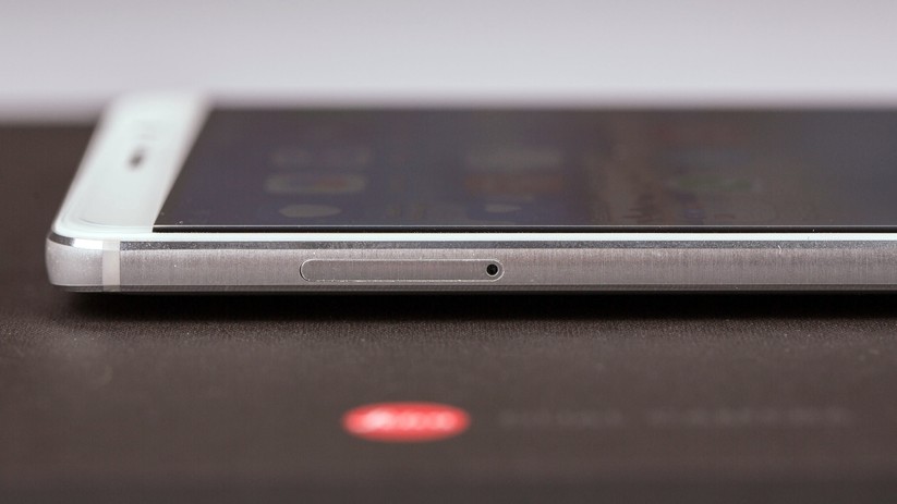 Der integrierte Speicher lässt sich per microSD-Karte erweitern – alternativ findet in der kleinen Schublade auch eine zweite SIM-Karte Platz.