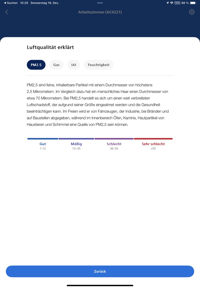 Mit der App Air+ können Anwender den Philips-Lufteiniger nicht nur einfach steuern und Zeitpläne anlegen. Sie bietet auch Informationen zur Funktionsweise des Geräts und zur Luftqualität. Außerdem integriert sie das Benutzerhandbuch und erläutert die Vorgehensweise für Reinigung und Austausch der Filter. 
