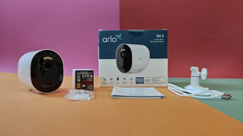 Arlo Go 2: Im Lieferumfang ist alles enthalten, um die Überwachungskamera zu montieren. Eine microSD-Karte zur Speicherung von Fotos und Videos müssen Anwender zusätzlich erwerben.