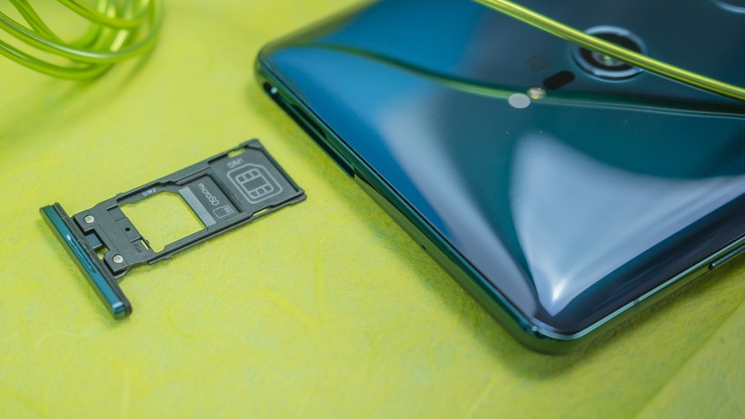 SIM- und Speicherkarten-Halter des Sony Xperia XZ3.